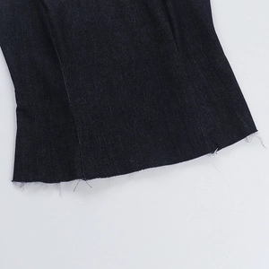 Gros plan sur l'ourlet effiloché et les coutures du haut bustier en jean bleu foncé