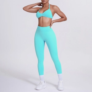 Dettaglio del set yoga azzurro con reggiseno a lupetto e leggings a vita alta