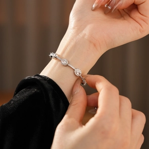 Makroaufnahme eines luxuriösen Zirkon-Armbands mit funkelnden Steinen am Handgelenk
