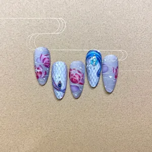 Autocollants à ongles avec fleurs peintes à la main et strass bleus style artistique