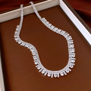 Raffinata collana con frange argentate e zirconi multistrato su vassoio per gioielli
