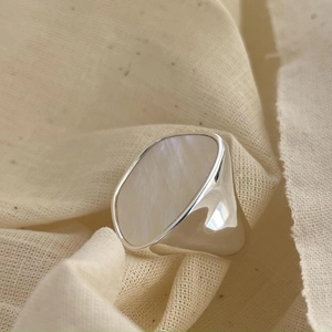 Modern 925 silver chunky ring featuring a large oval mother of pearl shell inlay