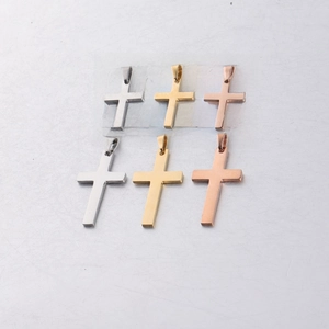 Pendentifs croix en acier poli en argent, or et or rose, plusieurs finitions
