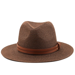 Details der Strohtextur eines dunkelbraunen Fedora-Huts mit Lederband und Nieten