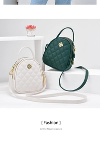 Détail de mini sacs matelassés avec logo trèfle et poignées en blanc et vert foncé