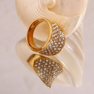 Détail d'une bague concave en or 18K avec micro-pavage de diamants sur surface