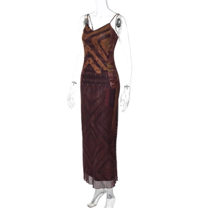 Détail des fines bretelles et de l'imprimé géométrique sur une robe longue marron