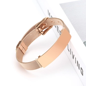 Bracelet en maille d'acier inoxydable rose gold avec plaque rectangulaire sur fond de magazine