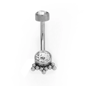 Gros plan du piercing de nombril en acier 316L avec zircons clairs et perles en métal