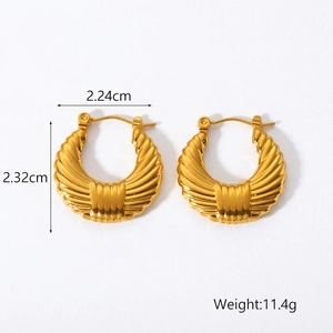 Détail de boucles d'oreilles créoles en U plaquées or 18K avec textures côtelées