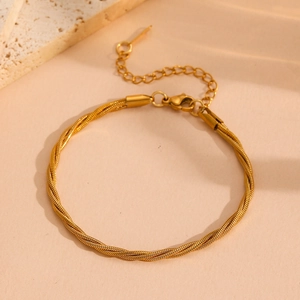 Detail of a 18k gold layered twisted rope chain bracelet with lobster clasp and extender