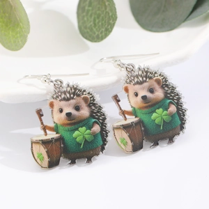 Detalle de pendientes de erizo de acrílico con suéter de trébol para el Día de San Patricio