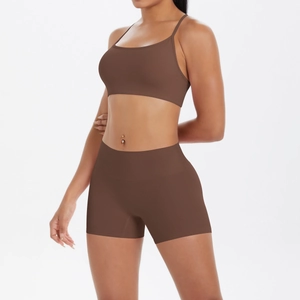 Vue détaillée de l'ensemble de yoga sans couture marron foncé avec brassière et short taille haute