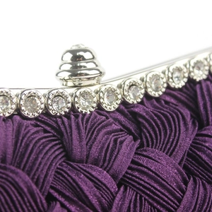 Details der violetten Abendtasche aus plissiertem Satin mit Kronenverschluss und Strass