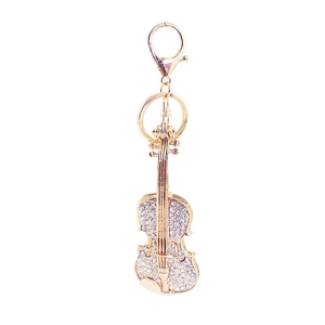 Porte-clés violon doré exquis avec cristaux étincelants et fermoir mousqueton sur fond blanc