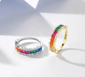 Détail de l'ensemble de bagues arc-en-ciel en argent S925 avec pierres multicolores