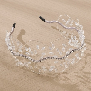 Cerchietto da sposa fatto a mano con filo d'argento e cristalli scintillanti su fondo beige