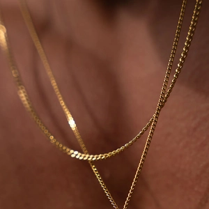 Dreilagige goldene Halsketten aus Edelstahl im minimalistischen, luxuriösen Design
