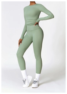 Ensemble de yoga vert sauge ajusté avec haut à manches longues et legging taille haute