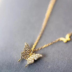 Exquisito collar de mariposa dorado con micro-pavé de circonitas y dije de mariposa de oro