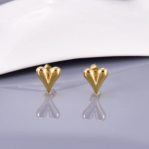 Boucles d'Oreilles Clous Cœur en Acier Titane Plaqué Or 18K pour Femmes Boucles d'Oreilles Minimalistes Forme Cœur 3D