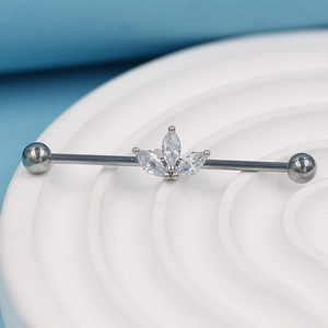 Barre industrielle en acier chirurgical avec trois zircons marquise sur socle blanc