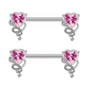 Detalle macro de piercings de pezón corazón rosa con detalles de cuernos de diablo