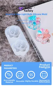 Dettaglio macro dello stampo in silicone a zampa di gatto e cuori con parti in metallo