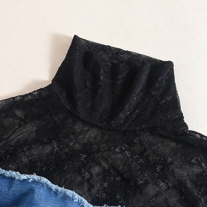 Détail de dentelle noire ajourée avec denim bleu et coupe à col montant élégant