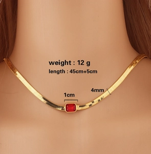 Dettagli della collana piatta a serpente dorata con zircone rosso e misure incluse