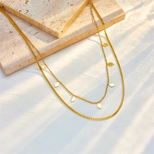 Collier multicouche doré avec pendentif irrégulier, perles fines et détails de chaîne box