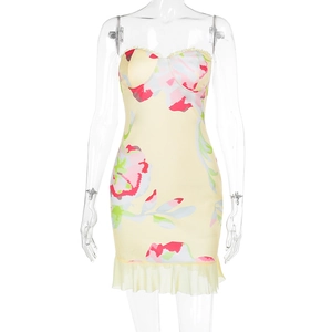 Détail de la robe d'été fleurie avec ourlet à volants et imprimé floral jaune