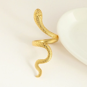 Détail de la bague serpent plaquée or avec textures d'écailles en relief raffinées