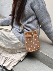 Detail der braunen Cord-Handytasche mit Polka Dots, Sichtfenster und Metallclip-Haken