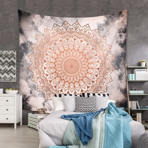 Détail d'une tapisserie mandala bohème orange dans une chambre à coucher cosy