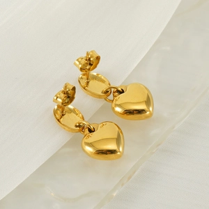Eleganti orecchini a cuore in acciaio inossidabile placcato oro 18K su tessuto bianco