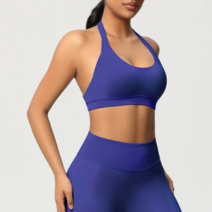 Détail du legging sans couture taille haute et brassière dos nu dans un ensemble bleu foncé