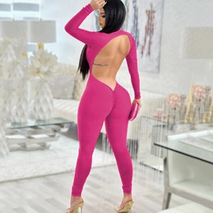 Detailansicht eines rückenfreien Jumpsuits in Rosa mit tiefem V-Ausschnitt und Raffung