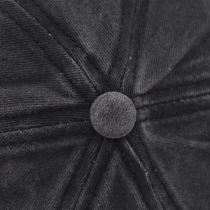 Vue détaillée de la structure à six panneaux et du bouton supérieur d'une casquette noire
