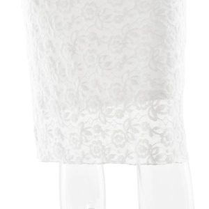 Gros plan détaillé du tissu en dentelle florale blanche et de la texture du filet
