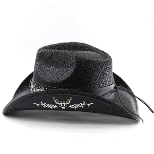 Détail d'un chapeau de cowboy noir avec bande en cuir brodée et clous dorés