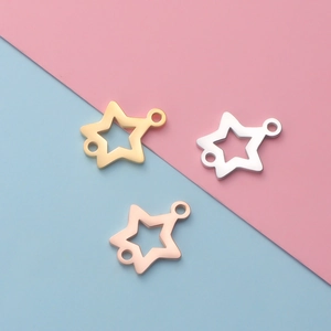 Pendentifs étoiles en acier inoxydable poli en finitions or, argent et or rose