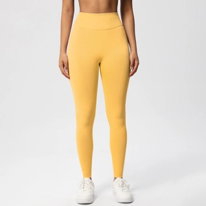 Detailansicht der leuchtend gelben, nahtlosen Yogahose mit hohem Bund und Strickstruktur
