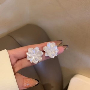 Weiße Kamelienblüten Ohrstecker Mit Silberstift 3D Harz Floral Elegante Süße Mode Schmuck Für Damen