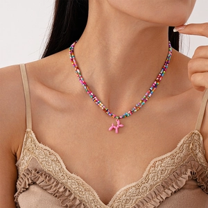 Vue rapprochée d'un collier à perles colorées double rang avec pendentif chien ballon