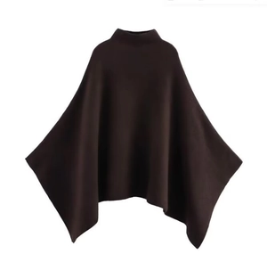 Gros plan détaillé d'un poncho en tricot marron foncé avec col montant et texture fine
