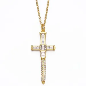 Collier avec pendentif croix dorée orné de zircons cubiques brillants sur chaîne en O
