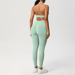 Vista posteriore del set yoga verde menta con reggiseno allacciato al collo e leggings push-up