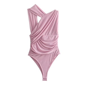 Detailansicht des rosa asymmetrischen Tüll-Bodys mit eleganten Falten und Texturen