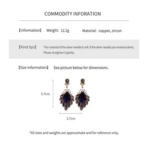 Vue détaillée des boucles d'oreilles zircon bleu avec mesures 5.7x2.7cm et tige en argent